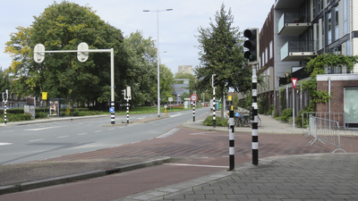 907967 Gezicht op de in het kader van de Singelloop voor verkeer afgesloten kruising van de Draaiweg (voorgrond) en de ...